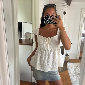 Volang topp - Säljer denna superfina vita volangtopp från bikbok i storlek M som bara är använd på Valborg😇💝