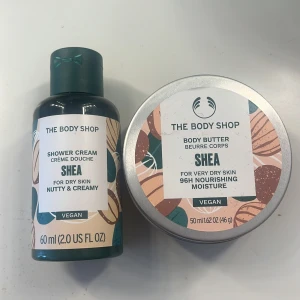 The Body Shop Shea duschkräm & body butter - Set med The Body Shop Shea Shower Cream (60 ml) och Body Butter (50 ml). Båda är veganska och har en nötig, krämig doft. Perfekt för torr eller väldigt torr hud. Kommer i snygga förpackningar med beige, grönt och brunt mönster. Perfekt till dig som ska ut och resa