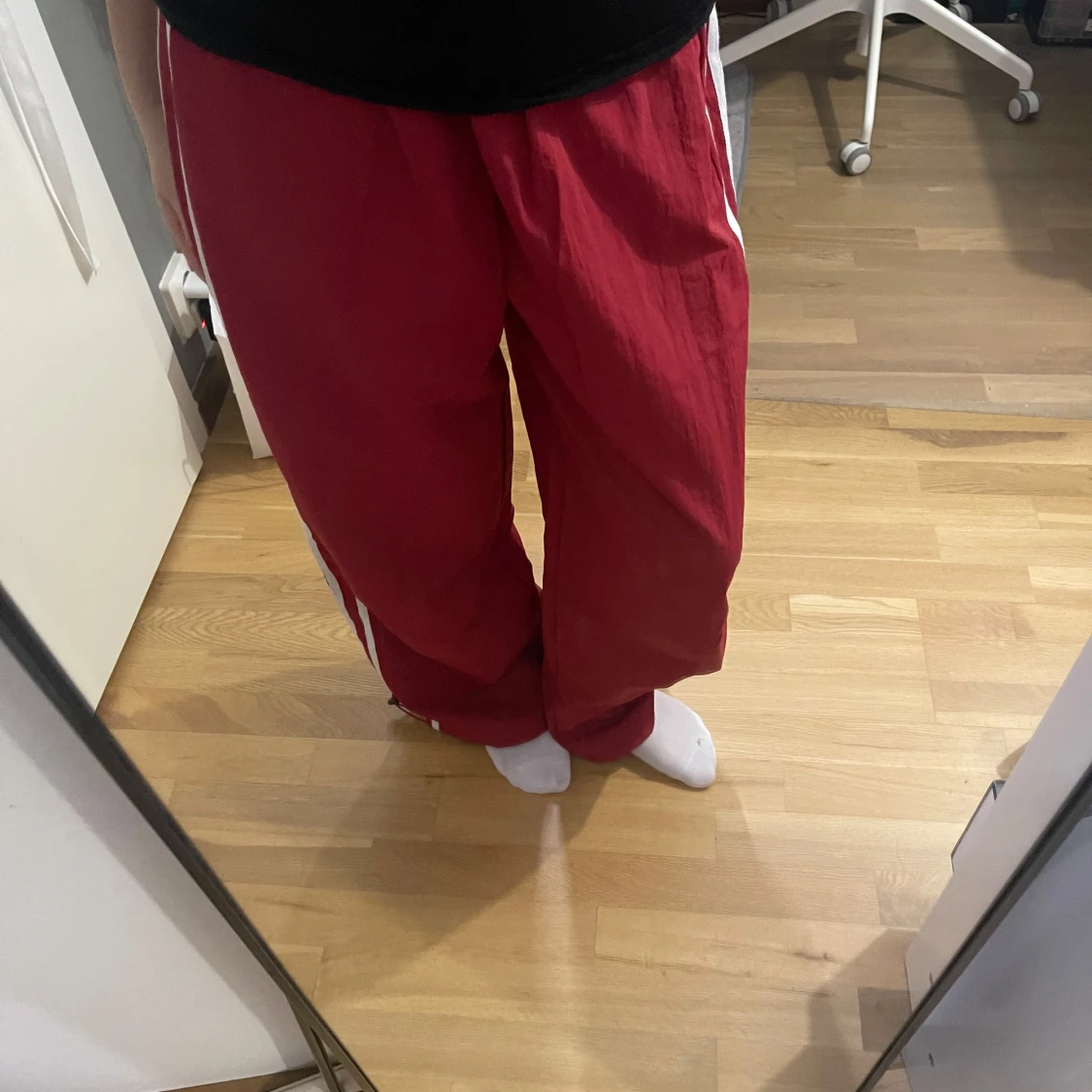 Röda träningsbyxor med vita ränder