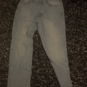 Ljusblå jeans från Lager 157 [PRIS KAN DISKUTERAS] Har knappt använt jeansen…. - Klassiska ljusblå Levi's 501 jeans med rak passform och hög midja. Jeansen har fem fickor, knappgylf och är tillverkade i robust denim. Perfekta för en avslappnad och tidlös stil.