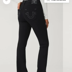 Svarta bootcut jeans True Religion - Svarta jeans från True Religion med bootcut passform och klassiska kontrastsömmar på bakfickorna.  Original pris 1300.  pris kan diskuteras 