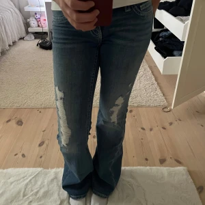 Gina Tricot Jeans!!💗💗 - Säljer då de inte används. Ser helt nya ut och har knappast använts💗. Köparen står för frakt, använd gärna ”köp nu”😚😚.