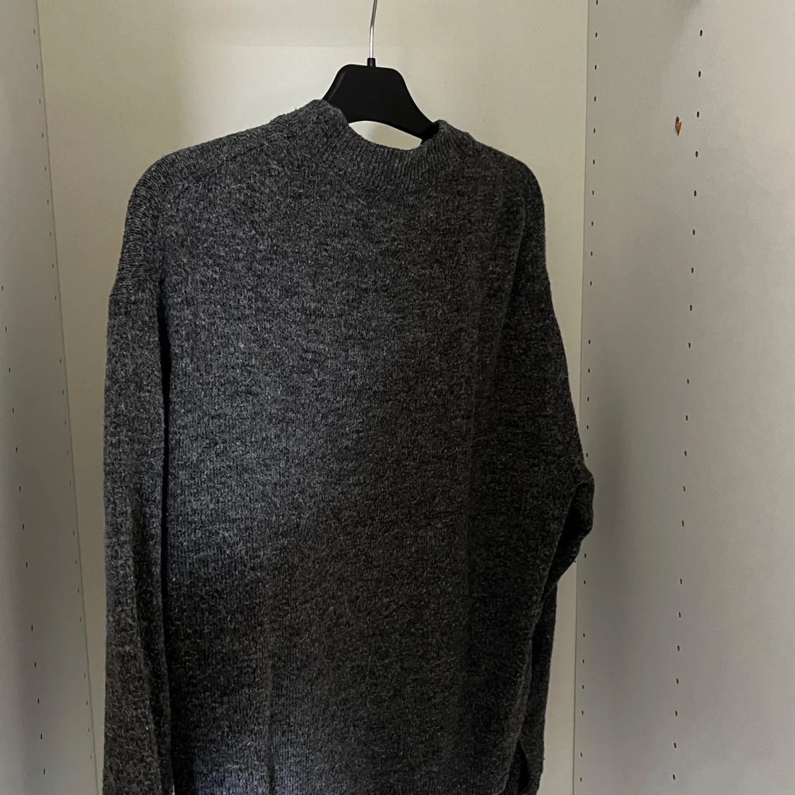 Mörkgrå stickad tröja från H&M - 2