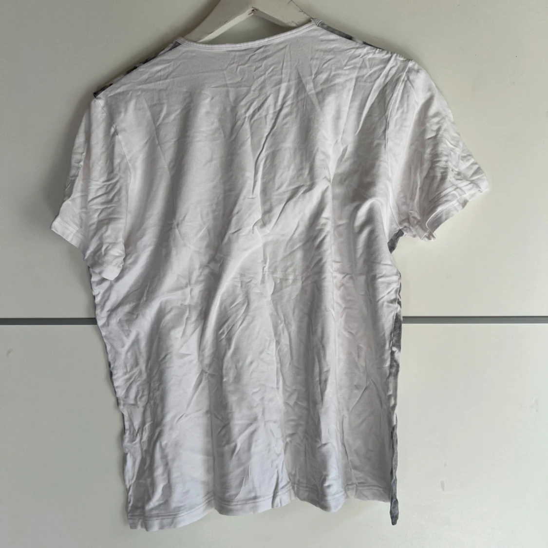 Vit och grå t-shirt med grafiskt tryck Lindex - 1