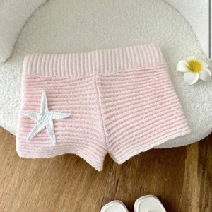 Ljusrosa stickade shorts med stjärndetalj - Supergulliga ljusrosa stickade shorts med ribbad midja. Helt nytt skick men ingen prislapp kvar. Säljer pga att de var i fel storlek. Skriv om ni har några frågor.