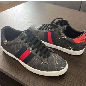 Gucci ace  - Hej säljer ett par svarta Gucci ace skor perfekt inför den kommande sommaren. Dom är använda cirka 3-4 gånger. Säljs pga dom är lite för stora. Dom passar storlek 42 men även lite mindre . Det som medföljer är skorna, dustbag och boxen. Vid eventuella funderingar hör av er😊