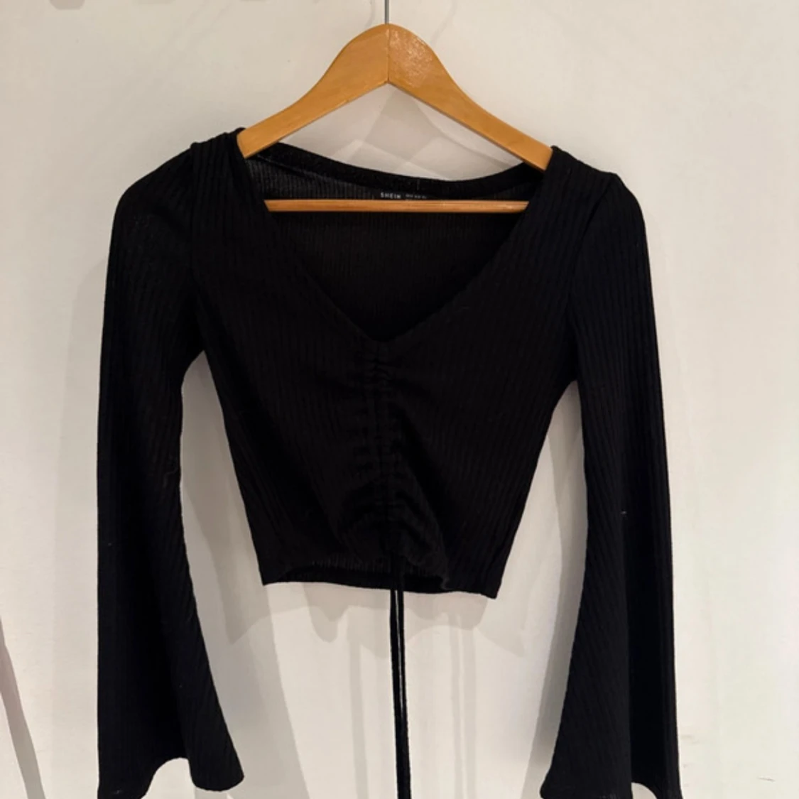 Svart croppad ribbad topp med snörning - 1