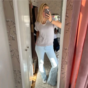 Ljusblå bootcut jeans med hög midja - Hög midjade bershka jeans  Står ingen storlek men tror xs-s Sitter jätte skön i midjan o lite vidare i benen. Använda max 3 gånger men inga skador