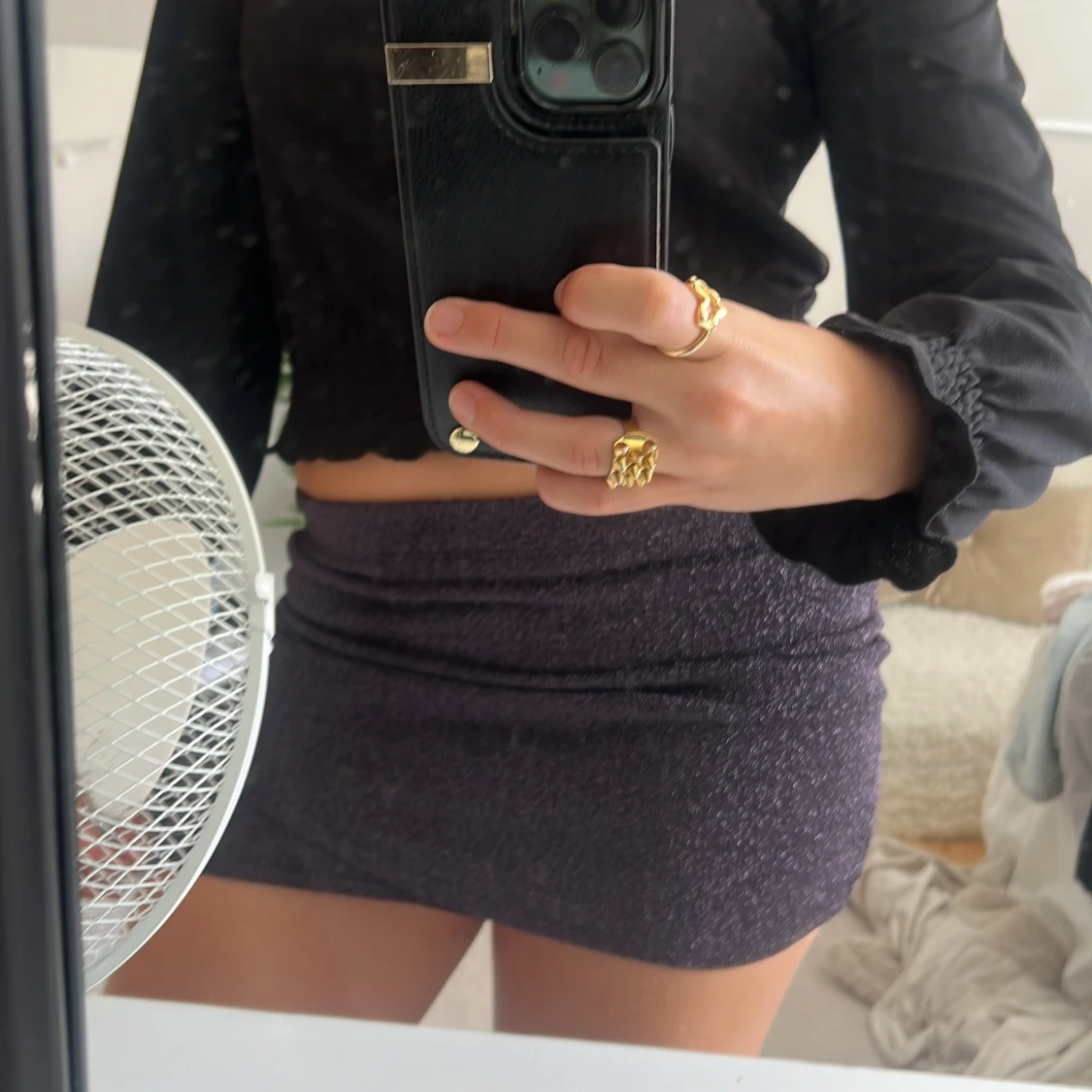 Glittrig mörklila minikjol