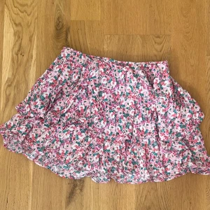 Blommig volangkjol - Kort volangkjol från Zara. Tyvärr för liten.