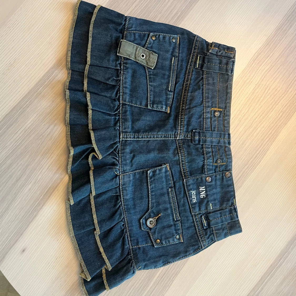 Jeanskjol med volang från MNG Jeans