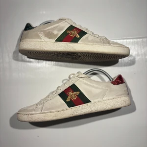 Gucci Ace skor - Hej! Säljer nu mina skor från märket Gucci, storlek 43 använt skick, givetvis äkta. Tveka inte på att höra av dig om du har frågor eller funderingar kring skorna! 