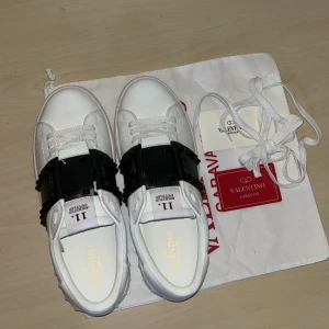 Valentino opens - Tjena, säljer helt nya valentino opens, de passar både 42-43. Pris kan diskuteras vid snabb affär!
