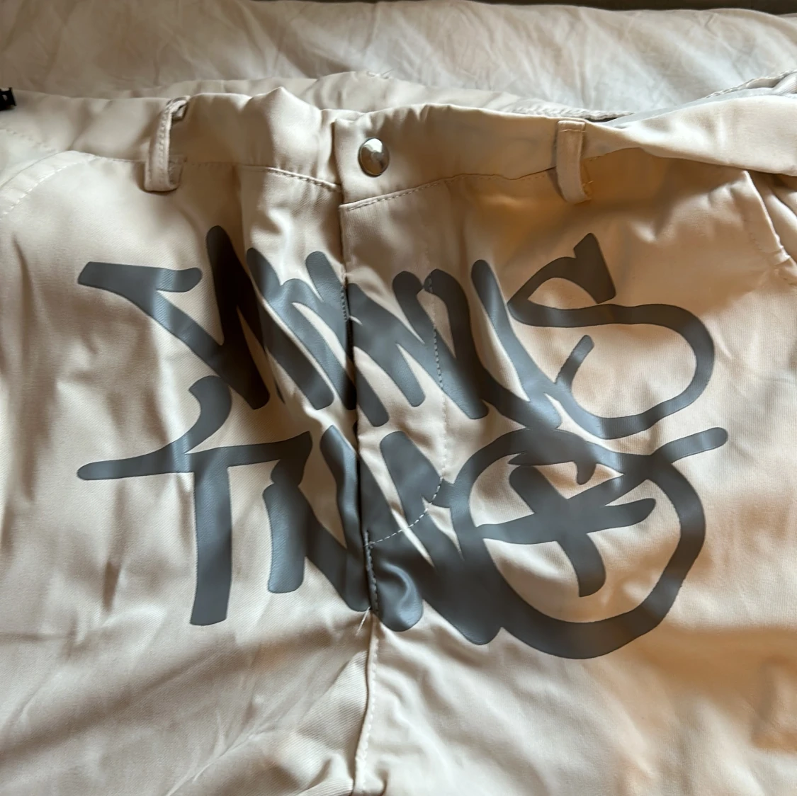 Beige cargopants med grått tryck - 1