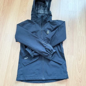 Svart skaljacka från Haglöfs  - Fet skaljacka till hösten! Märket är haglöfs, perfekt till alla stunder, storlek XS