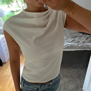 Vit sammets topp - Jätte fin vit sammets topp från Bik Bok, använts 2 gånger🤍hör av dig vid frågor!!
