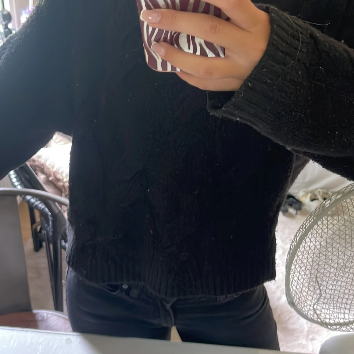 Svart stickad tröja med kabelmönster - 1