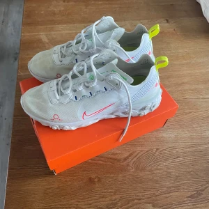 Nike React Element 55  - Nike React Element 55 är den perfekta kombon av stil och komfort! Med sin grymma design och sköna React-dämpning känns det som att gå på moln. Oavsett om du chillar på stan eller kör ett träningspass, så ger de här skorna dig både grym support och ett snyggt look. Lätta, flexibla och hållbara  Om du vill köpa dom köp dom på Vinted.                Namn:brage2011
