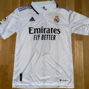 Real Madrid benzema 9 storlek S  - Storlek S. Fin replika. Helt ny och oanvänd. Pris: 349:-. Skickas direk inom 24h