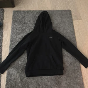 Peakperformance - Tja, säljer nu min peakperformance hoodie. Som är i storlek 160 och är svart. Trojan är i ett mycket bra skicka och passar till en vanlig stil! Hör av er vid frågor 