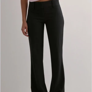 Svarta kostymbyxor med bootcut - Snygga svarta kostymbyxor med bootcut-silhuett och normal passform