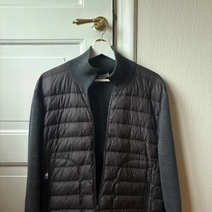 MONCLER CARDIGAN M - Moncler cardigan, storlek M, super bra skick!! Extremt sällsynt pga att den slutats göras. Pris 4199kr ÄKTHETSBEVIS FINNS!!!!