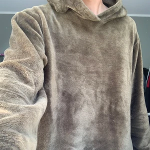 Mörkgrön hoodie från Tallie - Supermjuk mörkgrön hoodie från tallie. Ett märke som gjorde ett limiterat dropp 2019 och som inte går att få tag på längre. Kika deras Instagram tallie.se