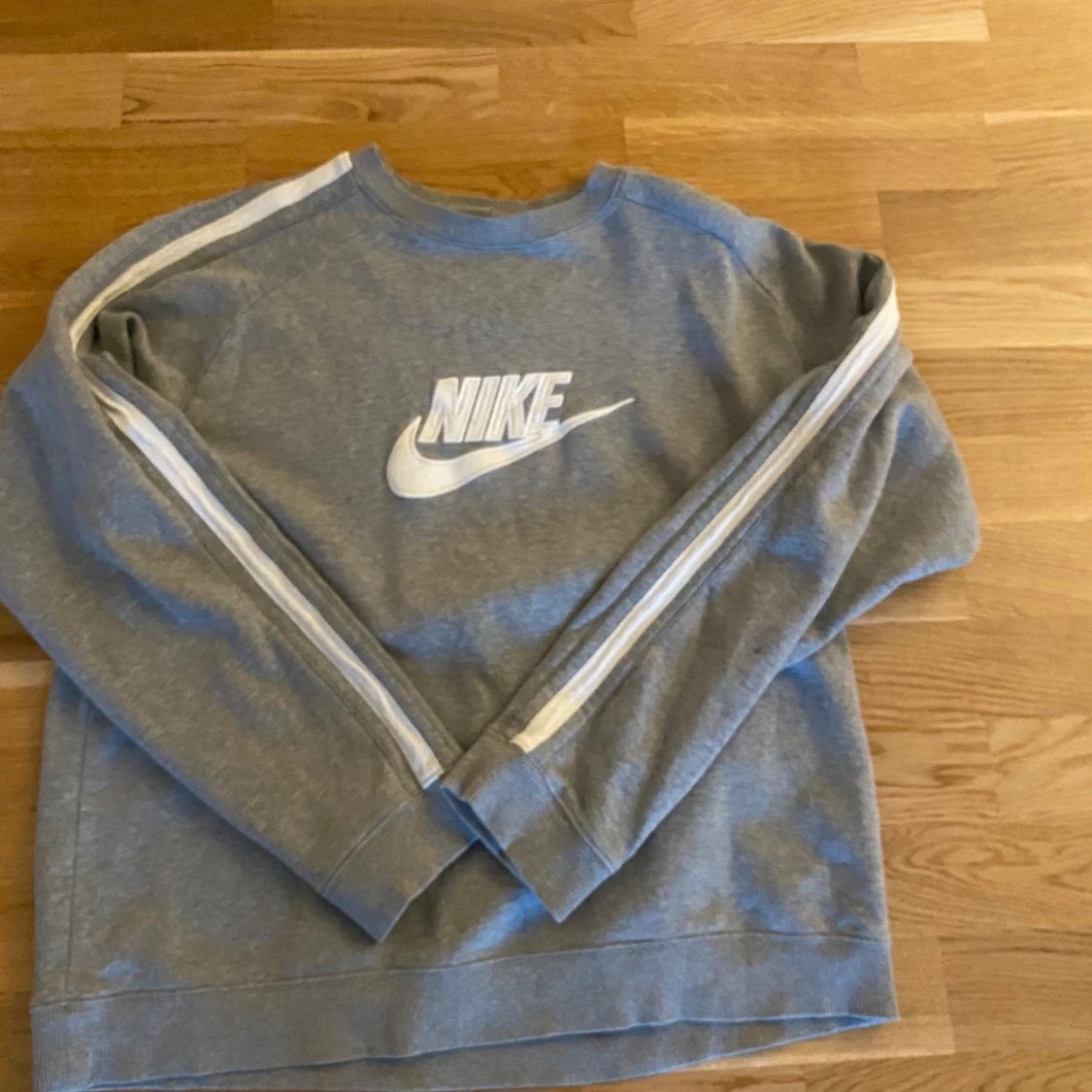 Grå Nike sweatshirt med vita detaljer - 2