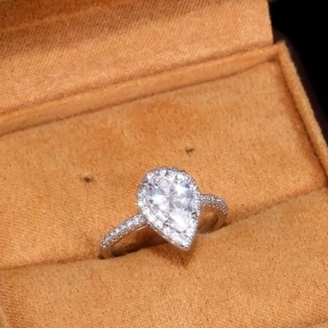 Droppformad ring med gnistrande stenar - 1