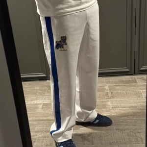 Chelsea x OVO vita track pants M - Snygga vita track pants från Chelsea x OVO. Utsåld, fick som present. 