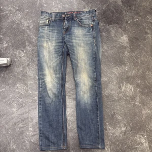 Jeans  - Säljer ett par jeans som är använda men är fortfarande i ett bra skick. Vet inte nypriset på detta eftersom ja köpte de av en vän och att modellen inte säljs längre därför säljer jag de ganska billigt 
