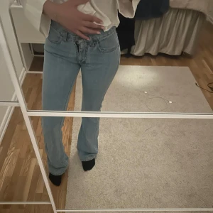 Blå bootcut jeans från only - Snygga blå bootcut jeans med klassisk femficksdesign. Perfekta för en avslappnad stil med en touch av retro. De har en bekväm passform och är tillverkade i ett slitstarkt denimtyg. Aldrig andvänd säljer då de är för små för mig Innerben 89 midja 35🌸