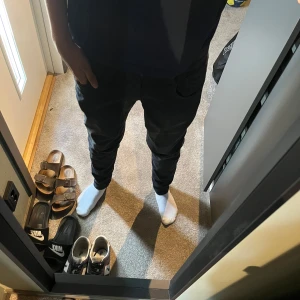 Svarta Replay Anbass jeans - Svarta Replay Anbass jeans med slim fit och klassisk femficksdesign. Jeansen har en snygg, mörk tvätt och diskreta detaljer. Tillverkade i stretchig bomullsblandning för skön passform. Perfekta för dig som gillar stilrena och moderna jeans. Pris ej hugget i sten😊