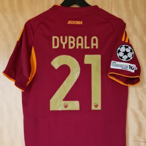 Paulo Dybala fotbollströja Roma 25-26 - Paulo Dybala Roma repIika fotbollströja 25-26. Helt ny med tag. Storlek: Small