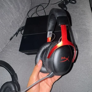 Hyperx hörlurar  - Hyper x hörlurar använt i cirka 2 månader inte så ofta heller. 