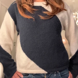 Stickad tröja  - Jätte fin stickad tröja, har använt några gånger! Den är lite nopprig men inget jag tänkt på. 