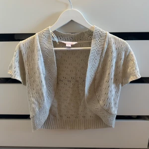 Beige stickad kort kofta/ bolero  - Fin bolero i storlek S! 