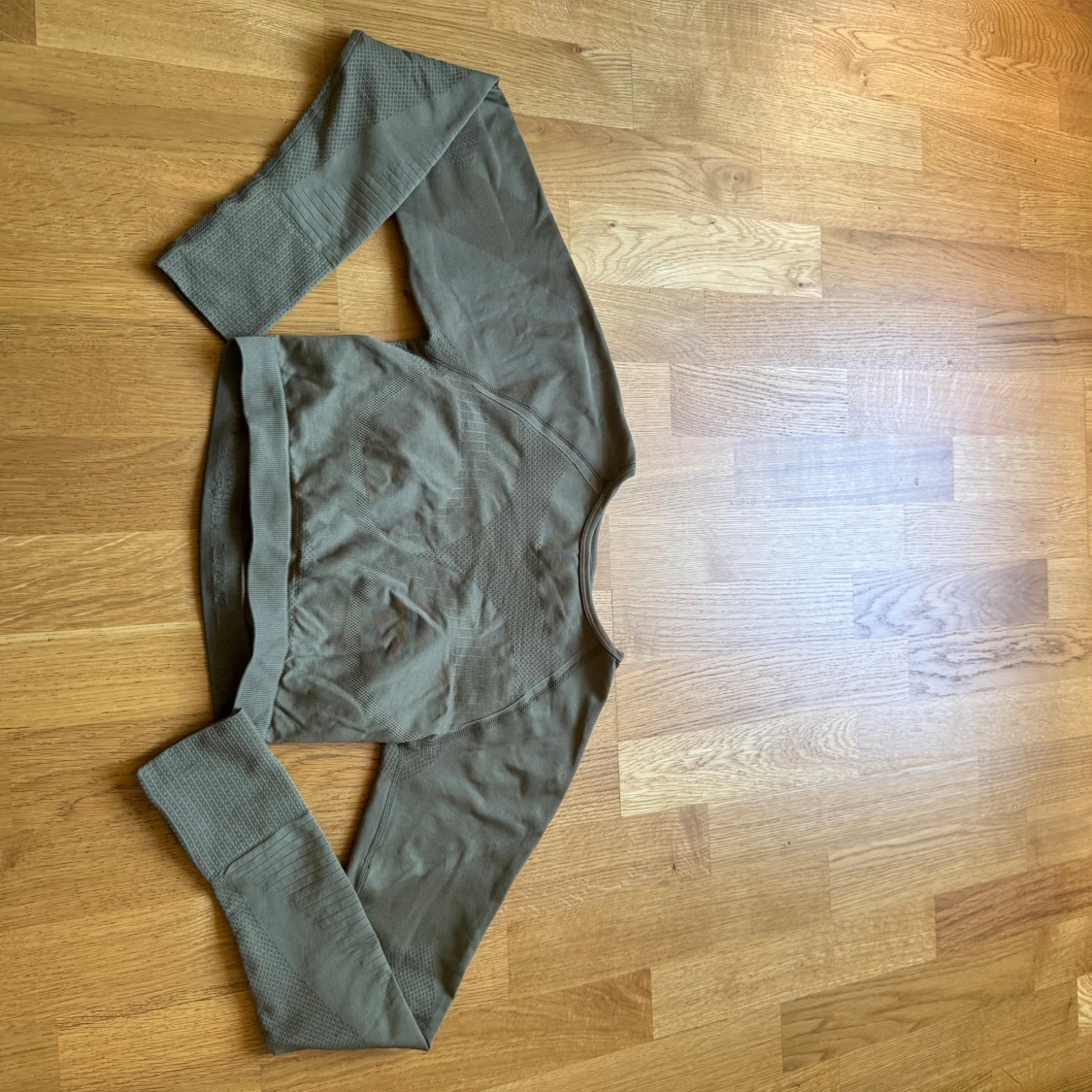 Olivgrön croppad långärmad tröja