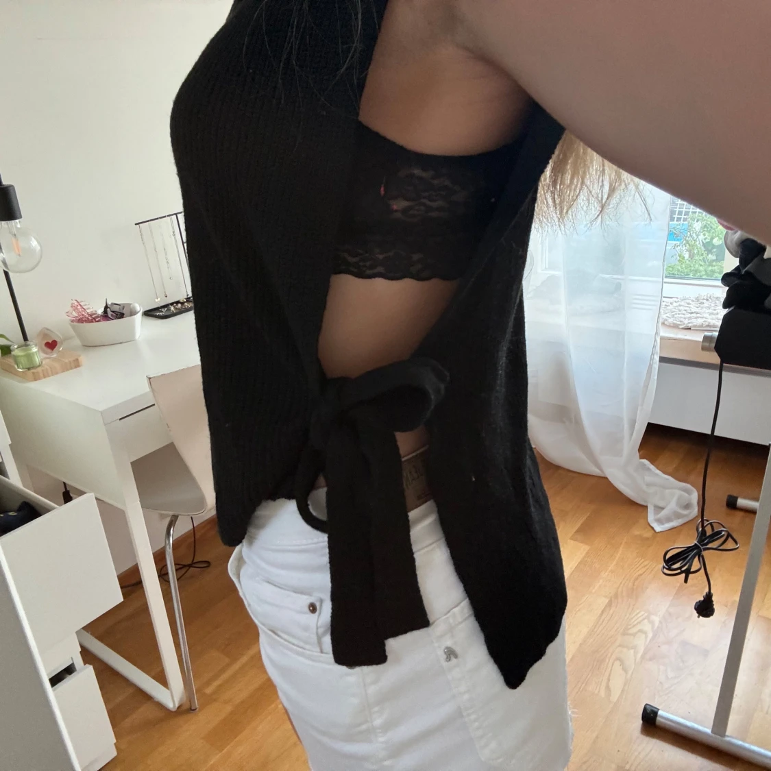 Svart stickad väst med knytning vid höfterna från Visual Clothing Project - 1