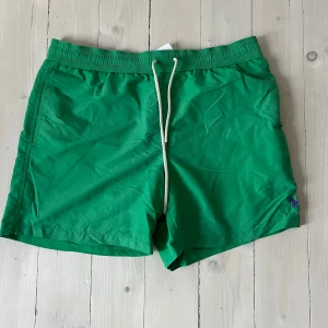 Ralph Lauren badshorts blå & gröna - Två par klassiska badshorts från Ralph Lauren, ett par i klarblått och ett par i grönt. Bra deal du får båda till 200, nypris är över 2000. Storlek L 