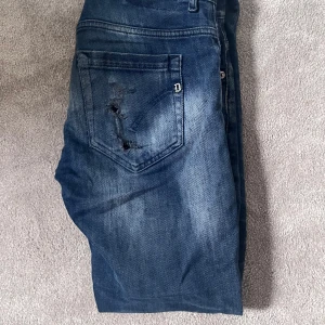 Dondup jeans  - Säljer dessa Dondup jeans med snygga slitningar! Modellen är George vilket är en slim passform. Byxorna är storlek 30 och är sparsamt avvända samt autentiska.                                             DM för frågor och funderingar!👍