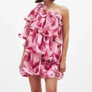 Rosa blommig volangklänning  - Superfin rosa klänning från NA-KD som är slutsåld. Perfekt för sommarens alla tillfällen när du vill sticka ut lite extra. Aldrig använd och lappen sitter kvar! 