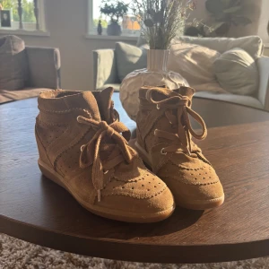 Isabella marant skor  - ”intressekoll”! på min bruna Isabella marant i storlek 39 med klackar som är i riktigt bra skick. Hör av dig om du har fler frågor.🥰pris kan diskuteras 