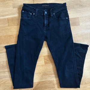 Mörkblå jeans från Nudie Jeans - • Nu säljs ett par populära nudie jeans i mycket bra skick 👖  • Storleken är W26/L32 och modellen ”Tight long John” 📏  • Nypris är ca 1600kr men säljs för 196kr ! 🤯  • Hör av dig vid minsta lilla fundering 🤔💭  • Kolla gärna in profilen för andra schyssta plagg som raffe skjortor, replay jeans, Jacob cohen jeans och Dondups 🤝🤝