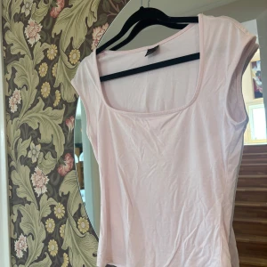 Ljusrosa topp från Gina Tricot - Säljer en ljusrosa topp från Gina Tricot med fyrkantig ringning. Sparsamt andvänd !❤️