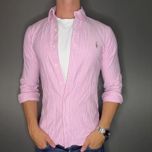 Ralph lauren skjorta - Hej säljer nu min fina Ralph lauren skjorta i storlek S. Den är i nyskick och kommer vara otroligt snygg på sommaren. Nypris cirka 1600kr! Vi kommer att sälja liknande produkter nu i sommar så glöm inte följa profilen!🌊🍾