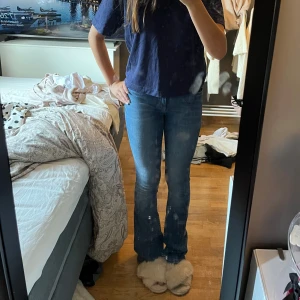 Blå bootcut jeans från ONLY - Sjukt Snygga blå jeans från ONLY med bootcut-modell. Jeansen har en medelhög midja/låg. Som ni ser på sista bilden är de lite tecken på användning på ena benet på baksidan av jeansen men de är en snygg detalj och man tänker inte alls på de! Värsta fall kan man klippa till lite! Storlek 30 / xs men passar mig som har storlek 32/34 / stretchiga i materialet! Går ej att köpa längre så passa på