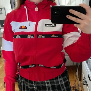Ellesse - Kommer tyvärr inte till användning längre. Kan användas som både tröja och jacka.