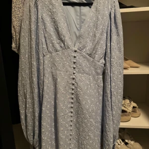 Adoore Florence Dress - Superfin och nästintill helt ny Adoore klänning!! Endast använd 1 gång på midsommar förra året💞 storlek 36 och passar mig perfekt som vanligt vis har 36/S☺️