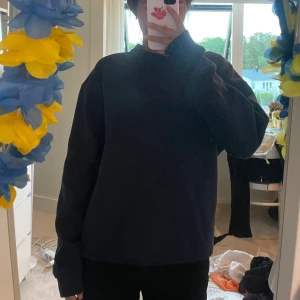 Mörkblå basic sweatshirt - Säljer denna SÅ bekväma tröja från Jack & Jones. Köptes på herravdelningen men har endast använda några få gånger.